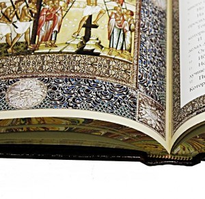 Увеличенное изображение подарочной книги "Евангелие" (в футляре триптих)