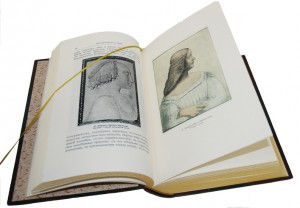 Разворот дорогой книге в кожаном переплете - "Леонардо да Винчи"