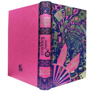 подарочной книги "Алиса в стране чудес" и "Алиса в Зазеркалье" Л.Кэрролл в развороте