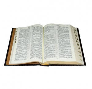 Разворот подарочной кожаной книги Библия