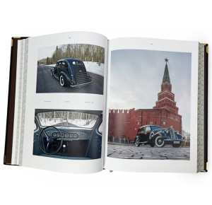 Разворот подарочной книги "Гараж особого назначения" с фото Кремля