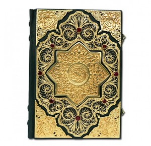 Дорогой подарочный Коран с филигранью (золото), литьем и гранатами в замшевой шкатулке - фото 1