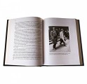 Разворот подарочной книги "Мистер Капоне. Реальная и полная история Аль Капоне"