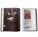 "Всеобщая история менеджмента" подарочная книга. Фотография разворота начало главы 18 - классики менеджмента